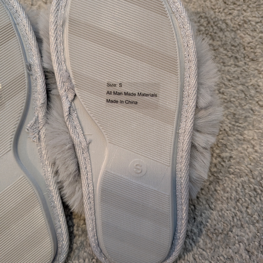 Cozy Gray Faux Fur Women's Slippers - Picture 5 of 7